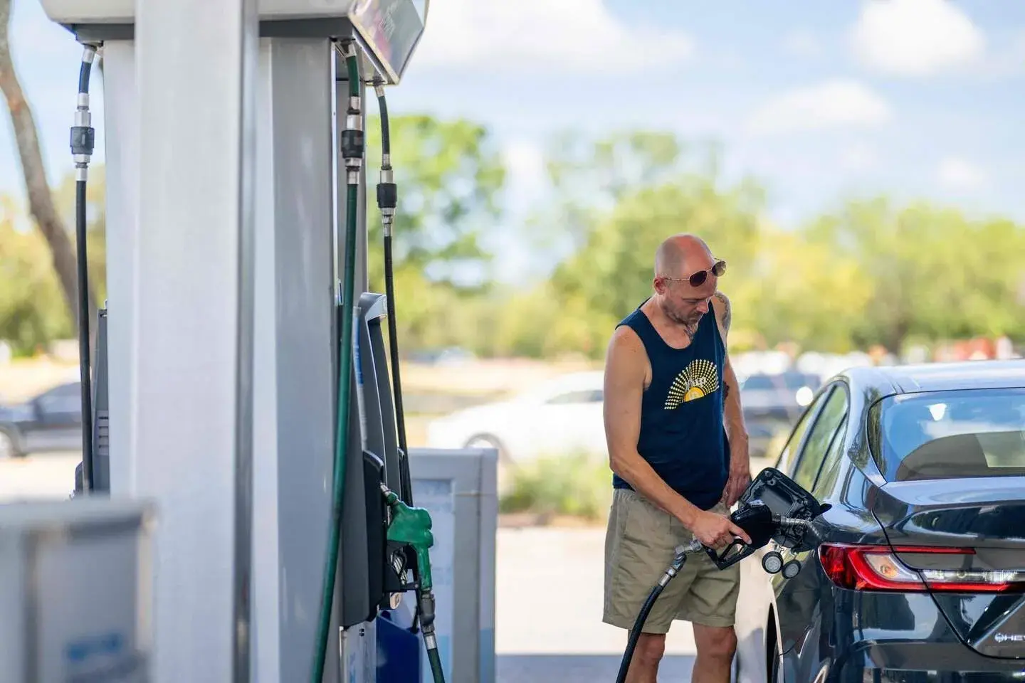 Man tankt benzine bij een benzinestation - foto: Getty Images via AFP