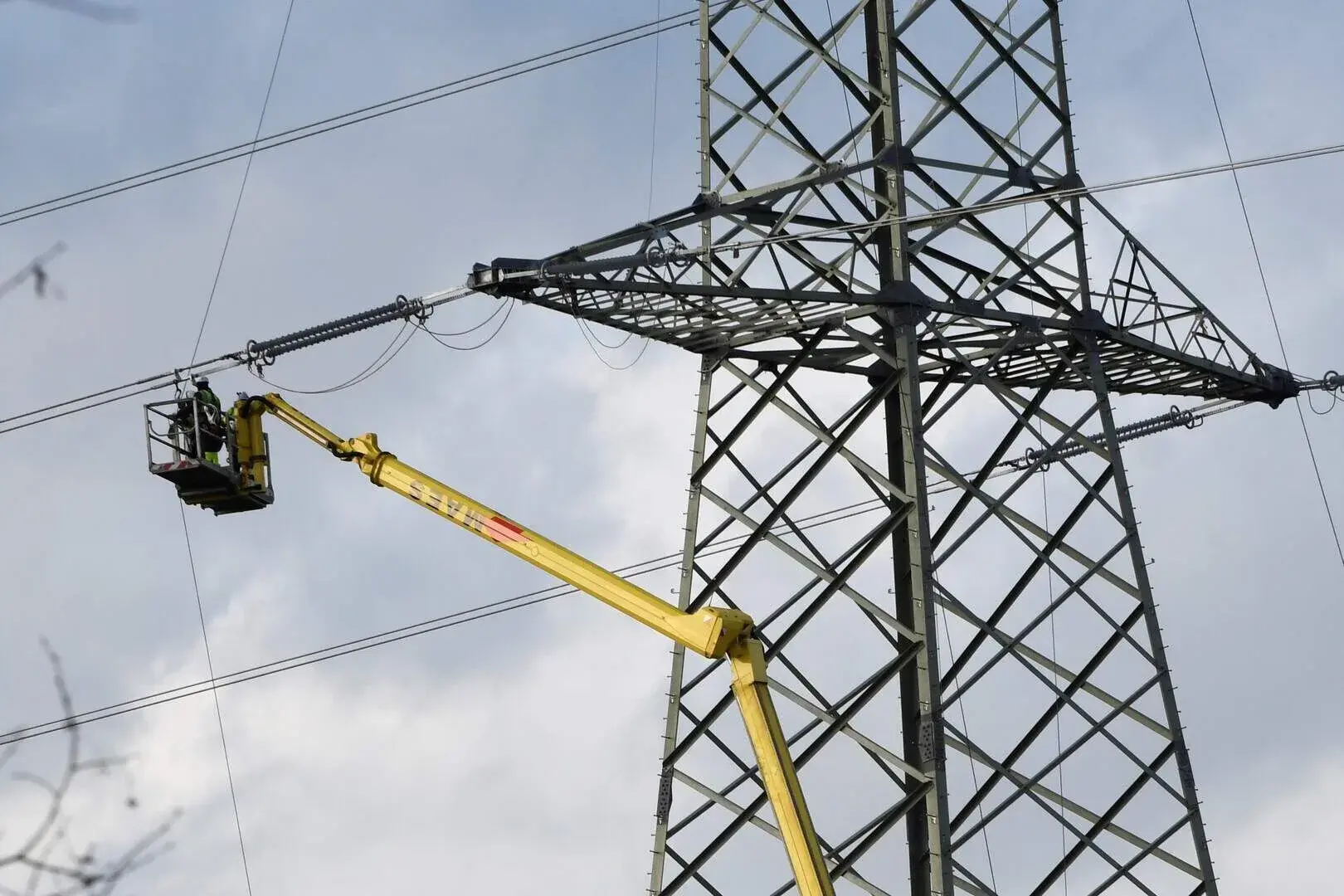 High-voltage pylons and electricity grid — photo: Peter Hilz