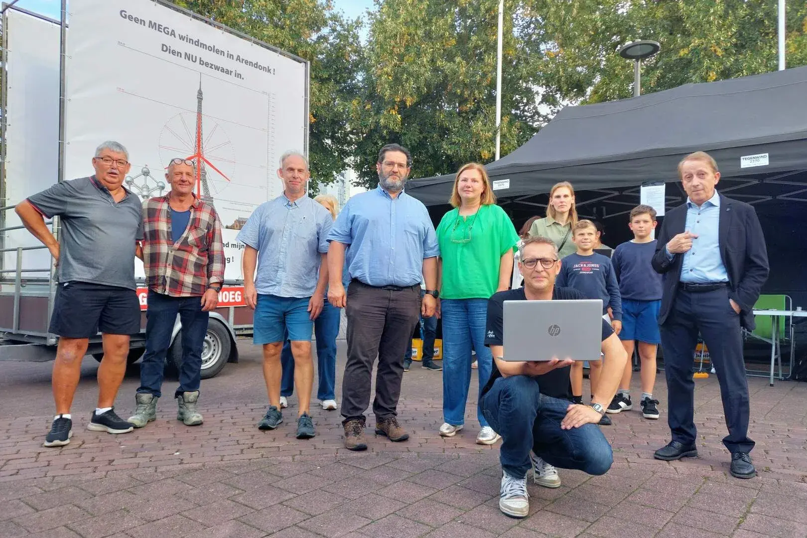 Tegenwind 2370 action committee with service tent against super wind turbine Arendonk - photo: EMA