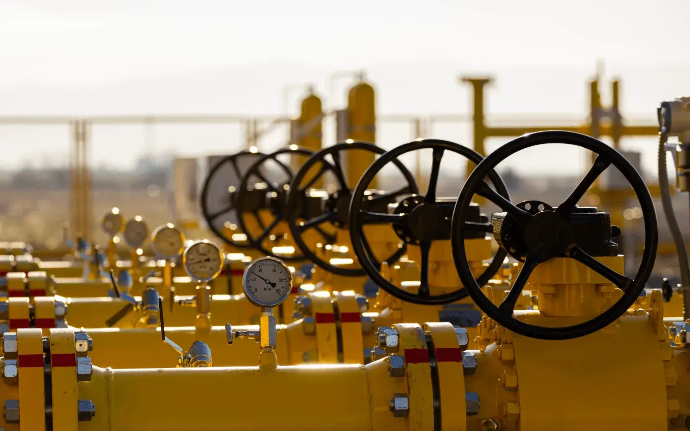 Gele gaspijpleidingen met ventielen bij een gasdistributiestation - foto: VRT NWS