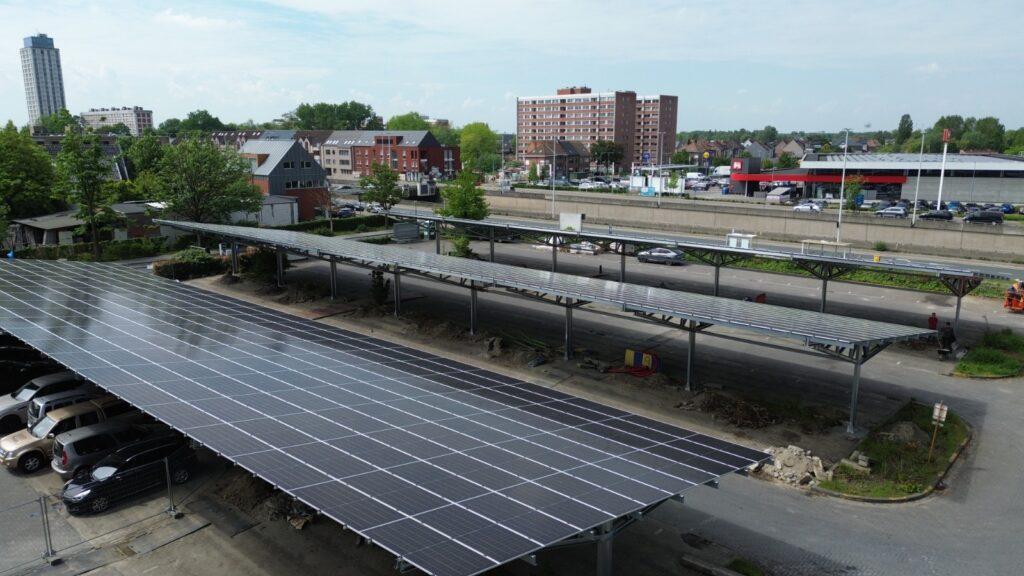 Zonnecarport met 675 zonnepanelen bij AZ Rivierenland Campus Rumst langs de A12